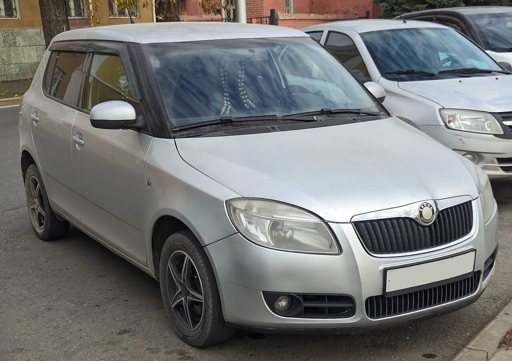 Zilvergrijze Skoda Fabia, driekwart vooraanzicht