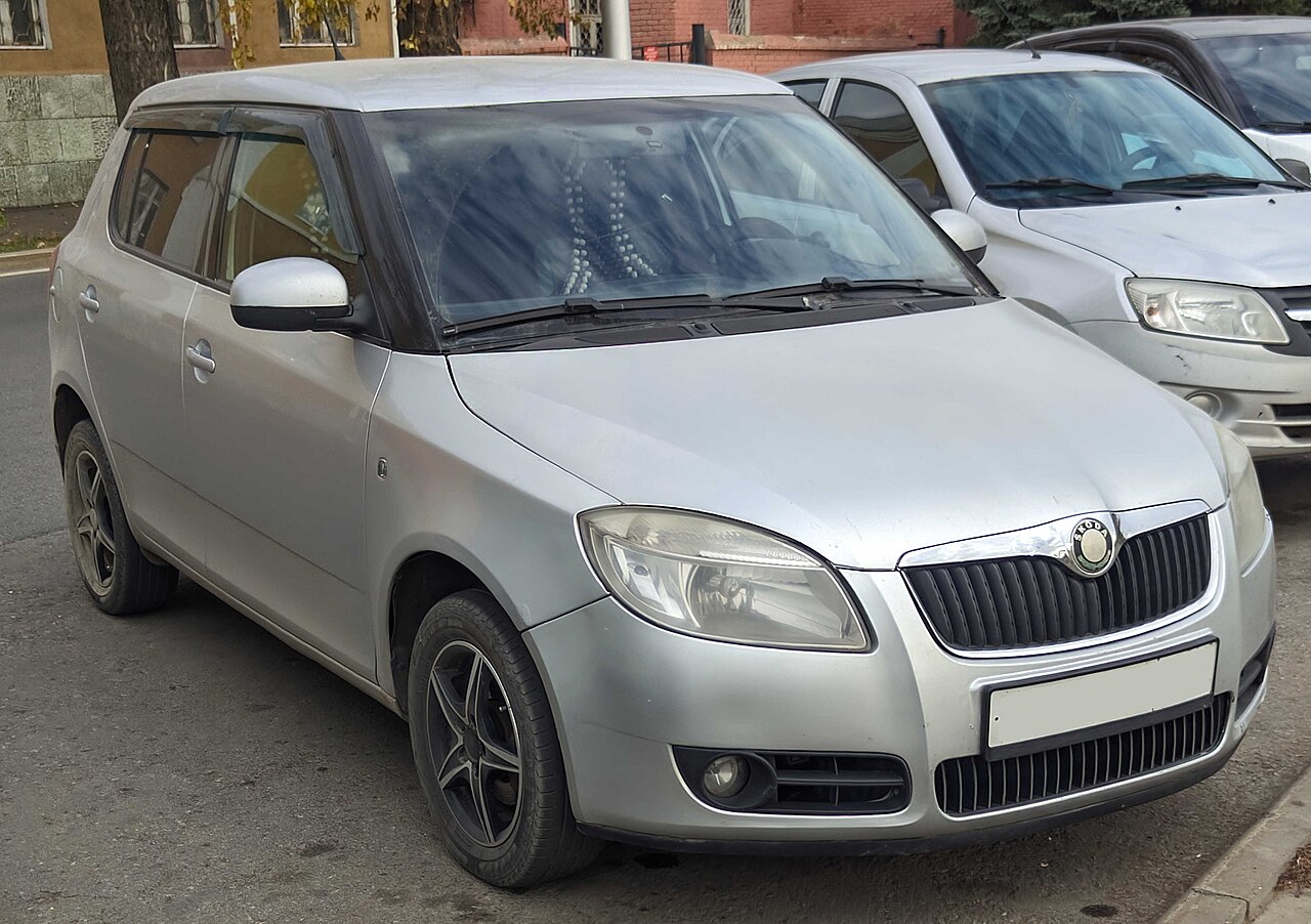Zilvergrijze Skoda Fabia, driekwart vooraanzicht