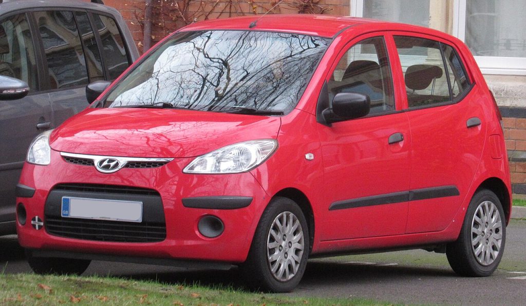 Rode Hyundai i10, driekwart vooraanzicht