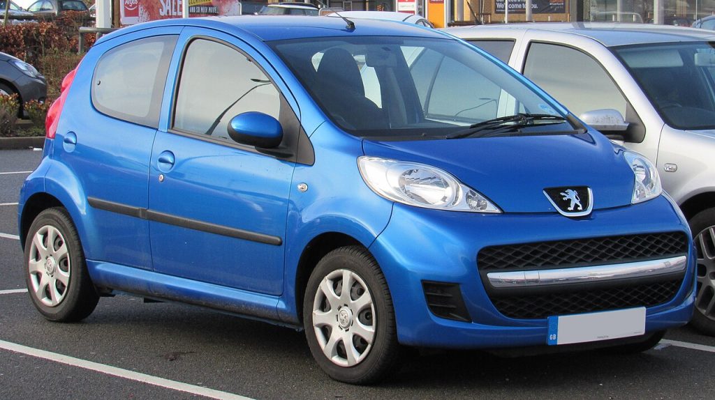 Blauwe Peugeot 107, driekwart vooraanzicht
