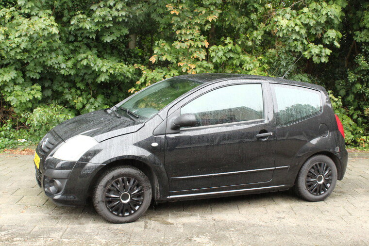 Zwarte Citroën C2, zijaanzicht