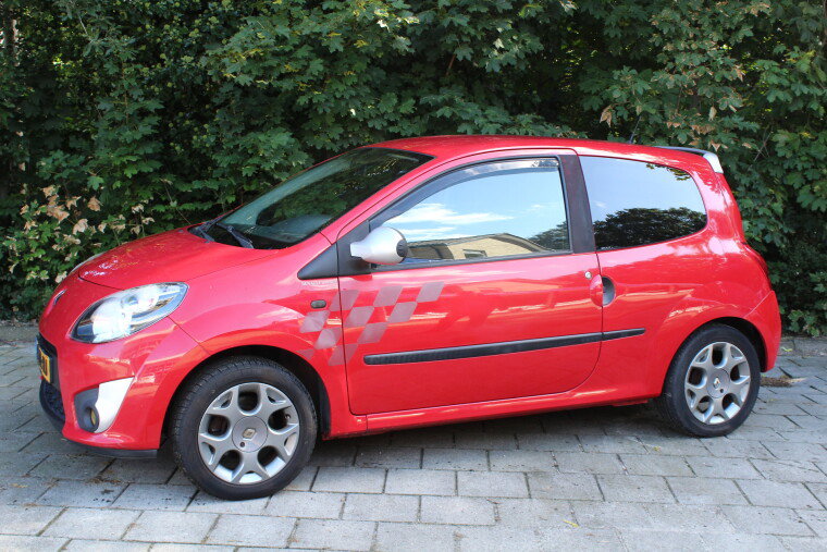 Rode Renault Twingo, zijaanzicht